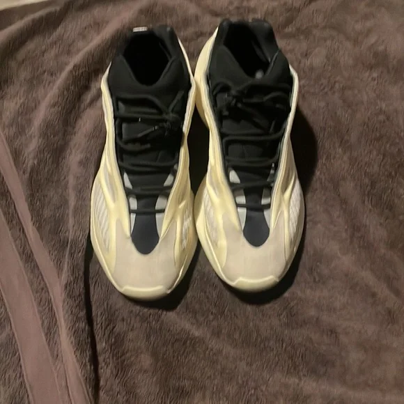 700 - Picture 2 of 5